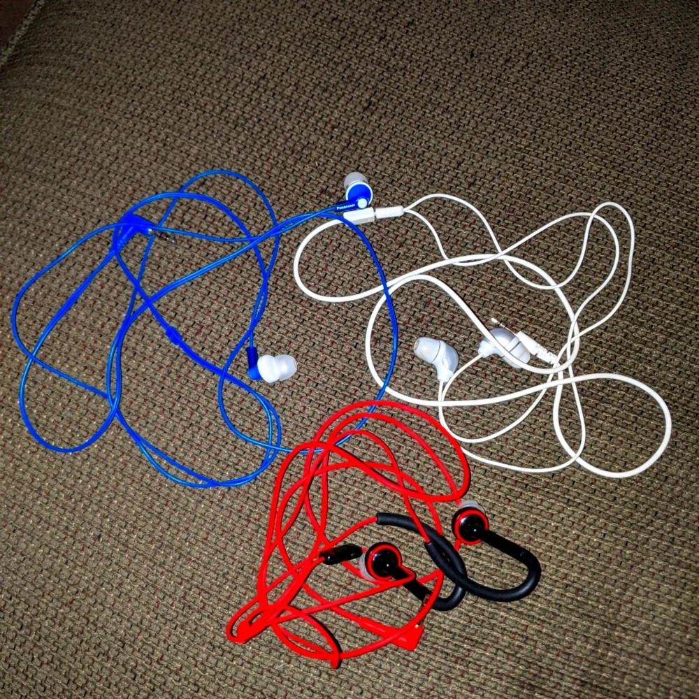 Earbuds - Picture 1 of 4
